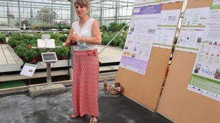 Pour aider les producteurs à mieux comprendre la complexité des relations entre cultures, ravageurs, auxiliaires et plantes de service, Émilie Maugin a su captiver son auditoire. Il s’agit de comprendre comment un insecte perçoit les couleurs, apprécie ou pas les odeurs des plantes ou des huiles essentielles... ©O. Maillard